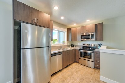 Modern Apt - 7 Mi to St. Anthony Sand Dunes!