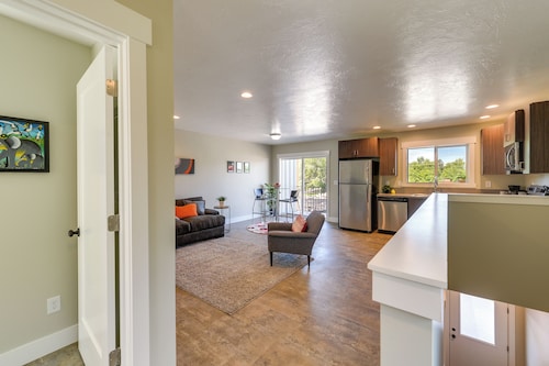 Modern Apt - 7 Mi to St. Anthony Sand Dunes!