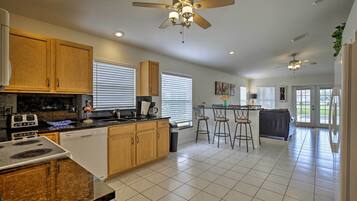 House (4 Bedrooms) | Interior