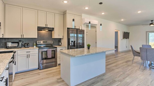 Microwave, oven, stovetop, dishwasher - Denison Vacation Home Near Downtown! (Denison)