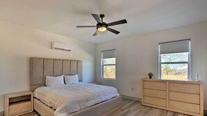 3 bedrooms, bed sheets - Denison Vacation Home Near Downtown! (Denison)