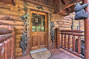 Interior - Smoky Mountain Log Cabin: 7 Mi to Gatlinburg! (Sevierville)