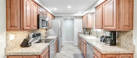 Apartment (3 Bedrooms) | Private kitchen | Microwave, oven, stovetop, dishwasher