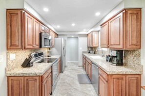 Apartament (3 Bedrooms) | Cuina privada | Microones, forn, placa de cuina i rentaplats 