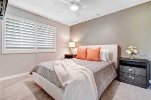 อพาร์ทเมนท์ (3 Bedrooms) | 3 ห้องนอน, โต๊ะทำงาน, เตารีด/โต๊ะรีดผ้า, ผ้าปูที่นอน