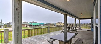 Walk to Beach: Coastal Home in Port Bolivar!