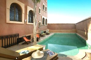 Outdoor pool, pool umbrellas, sun loungers