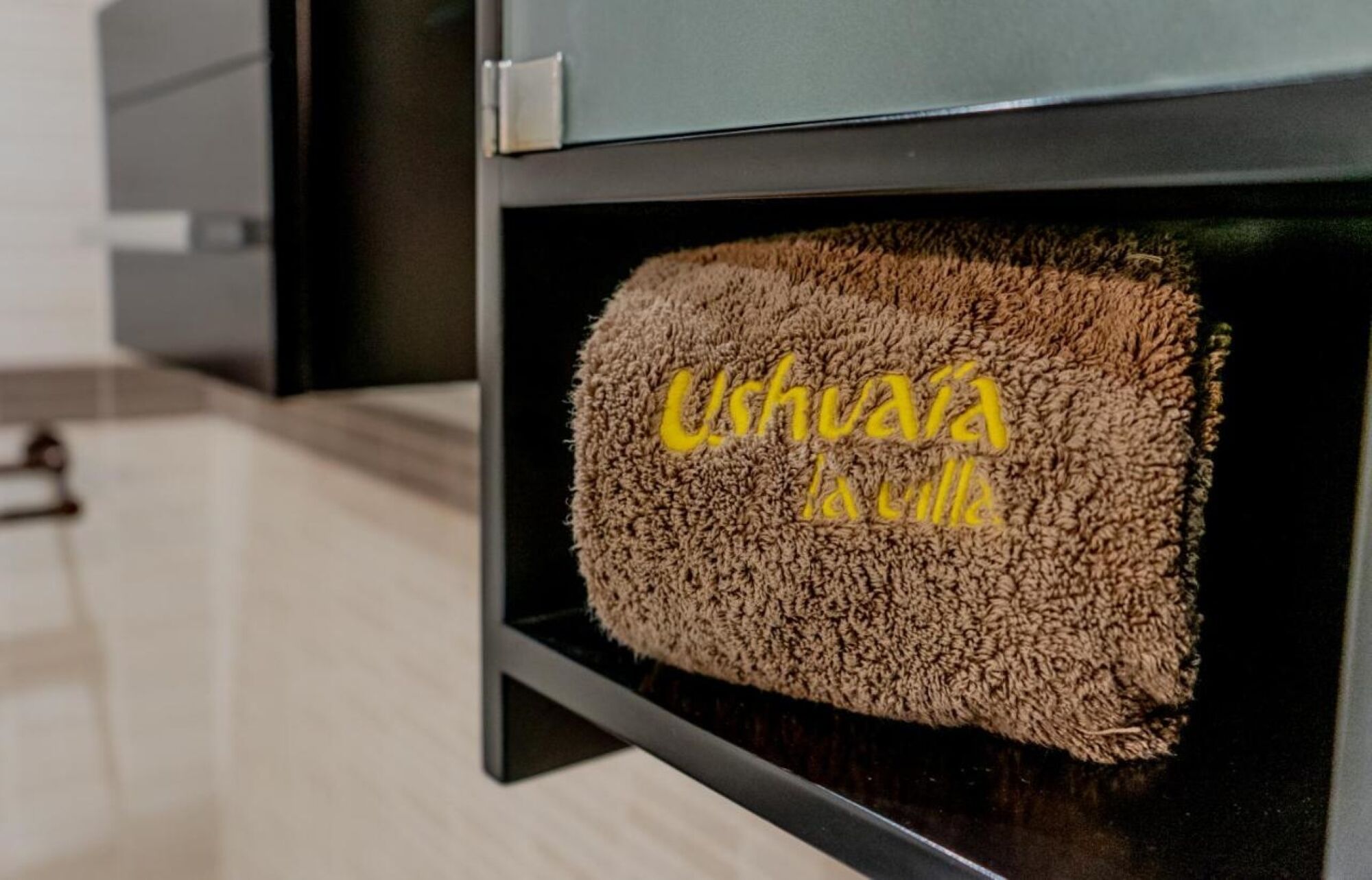 Una toalla con el texto "Ushuva La Vila".