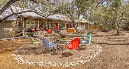 'inn the Woods' Family Cabin w/ Hot Tub & Fire Pit
