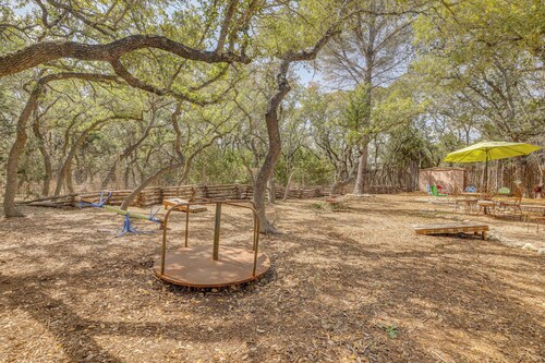 'inn the Woods' Family Cabin w/ Hot Tub & Fire Pit