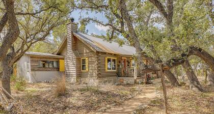'inn the Woods' Family Cabin w/ Hot Tub & Fire Pit