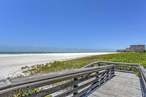 Marco Island Condo w/ Patio: Steps to Beach Access