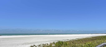 Marco Island Condo w/ Patio: Steps to Beach Access