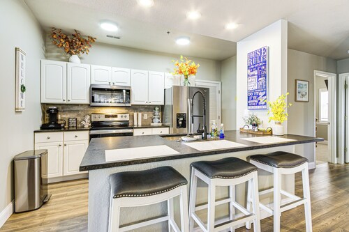 Pool Access + Private Deck: Lake Ozark Retreat