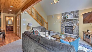 TV, fireplace, books - Peaceful Poconos Cabin w/ Lake Access & Views! (Lake Ariel)