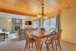 Dining - Peaceful Poconos Cabin w/ Lake Access & Views! (Lake Ariel)