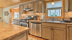 Microwave, oven, stovetop, dishwasher - Peaceful Poconos Cabin w/ Lake Access & Views! (Lake Ariel)