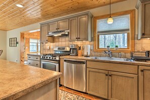 Microwave, oven, stovetop, dishwasher - Peaceful Poconos Cabin w/ Lake Access & Views! (Lake Ariel)