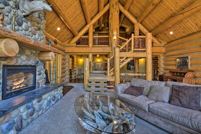 Custom Bitterroot Valley Cabin w/ Hot Tub & Views!