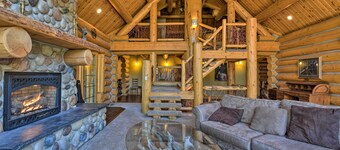 Custom Bitterroot Valley Cabin w/ Hot Tub & Views!