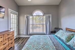 Apartment (2 Bedrooms) | Interior - Pool & Golf Course Views: Myrtle Beach Condo (Myrtle Beach)