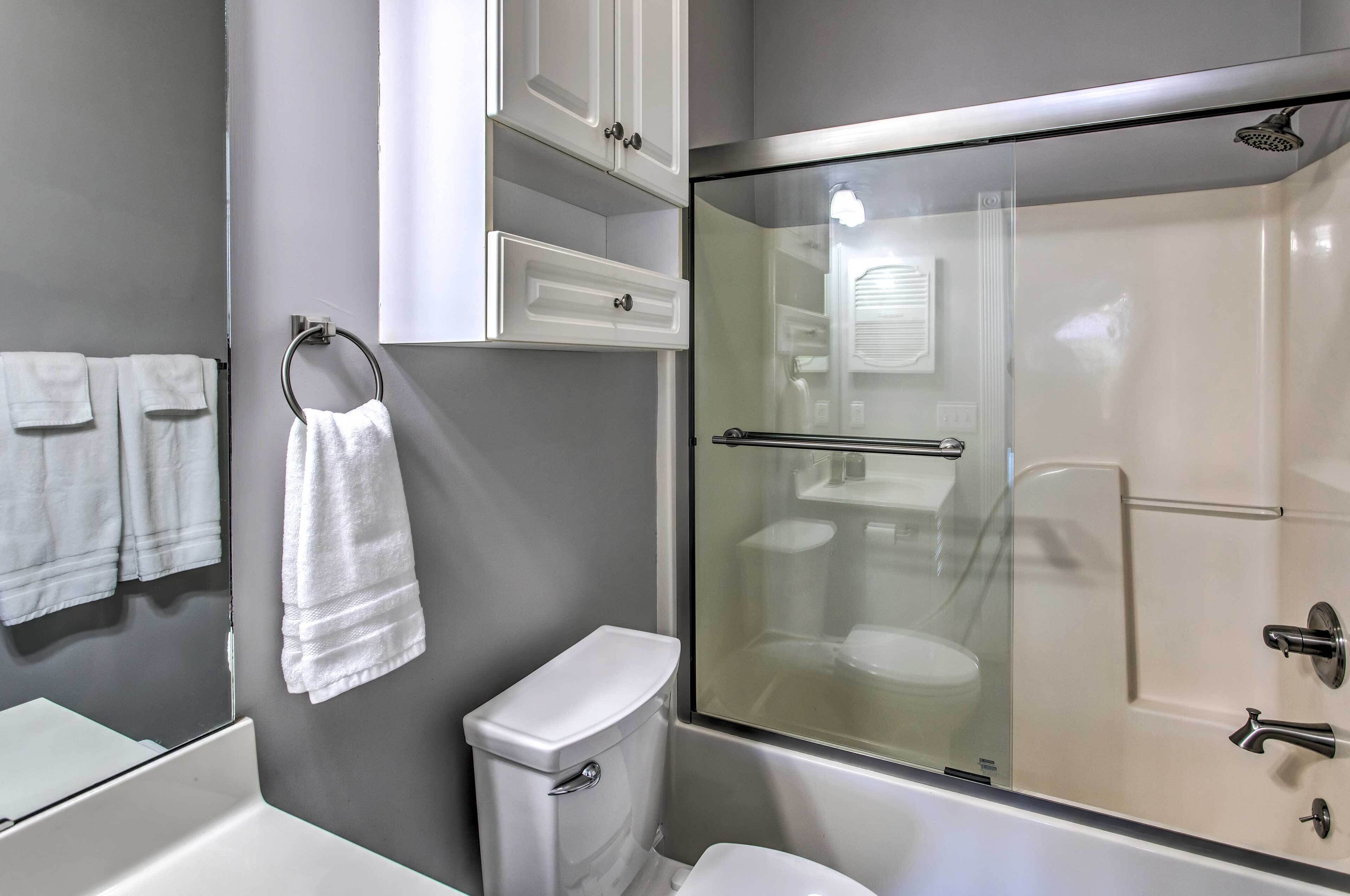 Un bagno moderno con doccia vetrata, un water e un lavandino.