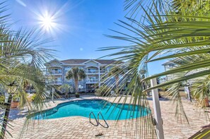 Apartment (2 Bedrooms) | Interior - Pool & Golf Course Views: Myrtle Beach Condo (Myrtle Beach)