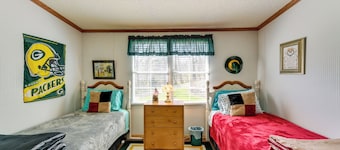 Hot Tub, Fire Pit + Views: Balsam Grove Getaway