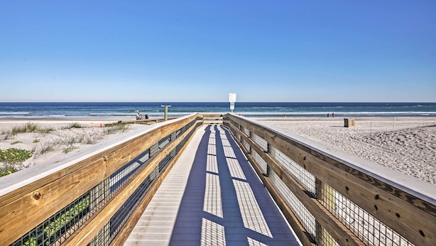 A boardwalk leading to the beach with a clear view of the ocean. - Beach Retreat in Jacksonville: Pet/family-friendly (Jacksonville Beach)
