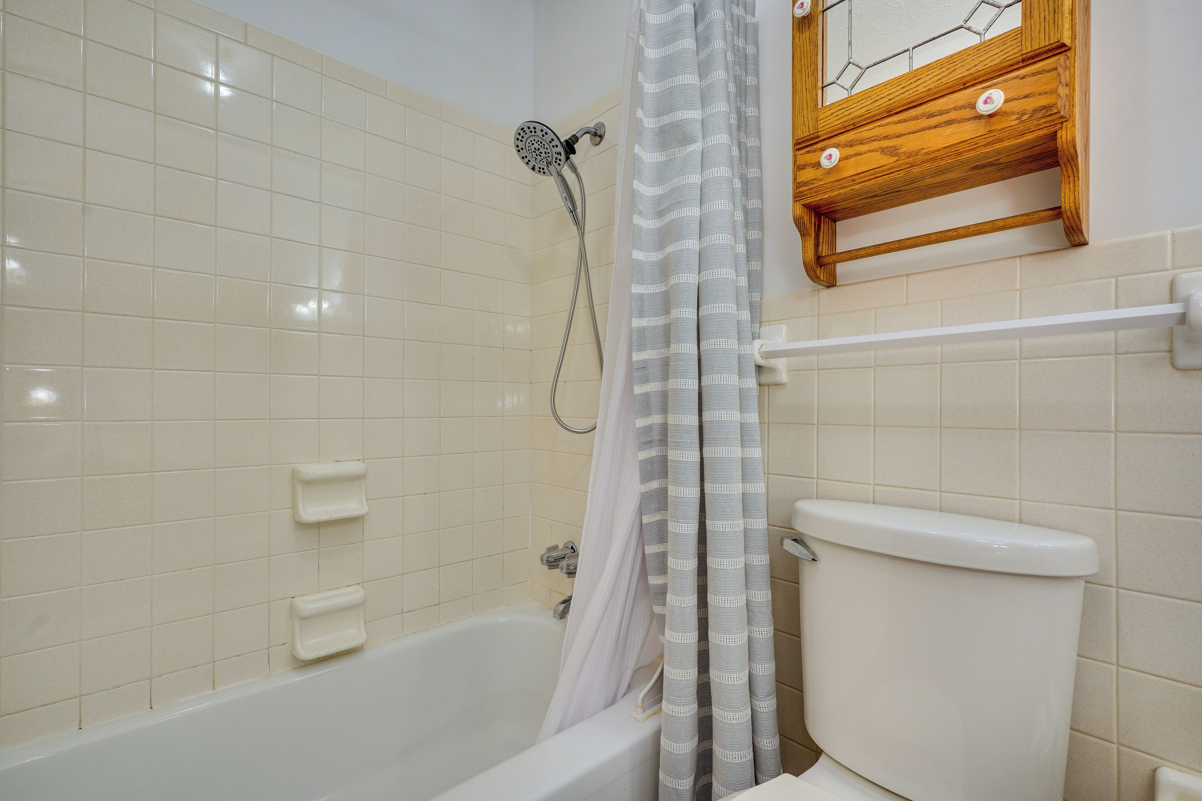 Une salle de bain avec une baignoire, des toilettes et une douche.