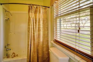 House (2 Bedrooms) | Interior - Tranquil Bayou Country Home w/ Pond: 8 Mi to Houma (Houma)