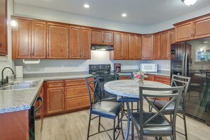 Apartment (3 Bedrooms) | Interior - Airy Apartment With Deck - Walk to Main Street! (Hendersonville)