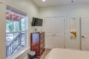 Apartment (3 Bedrooms) | Interior - Airy Apartment With Deck - Walk to Main Street! (Hendersonville)