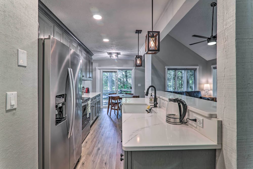 Unwind Fireside & Walk to Slopes! Poconos Getaway - Mountain Top, PA