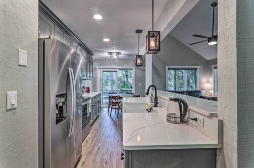 Unwind Fireside & Walk to Slopes! Poconos Getaway