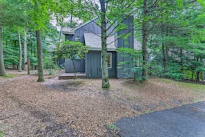 Apartment (2 Bedrooms) | Interior - Unwind Fireside & Walk to Slopes! Poconos Getaway (White Haven)