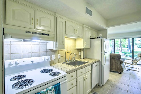 Apartment (1 Bedroom) | Interior - Walden Golf Course Condo Near Lake Conroe! (Montgomery)
