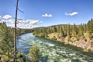 Apartment (2 Bedrooms) | Interior - The Overlook Gem: Stunning Views & Serenity Awaits (Nine Mile Falls)