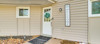 Cozy Michigan Retreat - Walk to Lake Charlevoix!