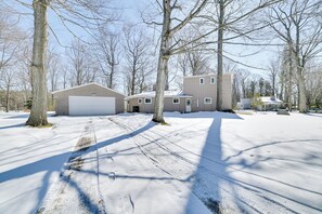 House (4 Bedrooms) | Interior - Family Retreat Near Beach on Lake Charlevoix (Charlevoix)