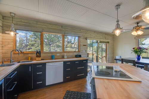 Cozy Red Feather Lakes Retreat w/ Deck & Yard