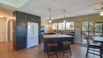 House (2 Bedrooms) | Dapur peribadi | Alat memasak/pinggan mangkuk/perkakas dapur, tisu