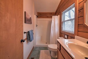 Bathroom - Boone Cabin on Private Lot < 13 Mi to Sugar Mtn! (Boone)