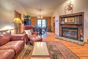 Fireplace, iPod dock, books - Boone Cabin on Private Lot < 13 Mi to Sugar Mtn! (Boone)