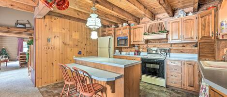 Maison (4 Bedrooms) | Cuisine privée | Four à micro-ondes, un four, surface de cuisson, chaise haute