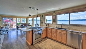 Una cucina moderna con mobili in legno, forno integrato e una grande isola.