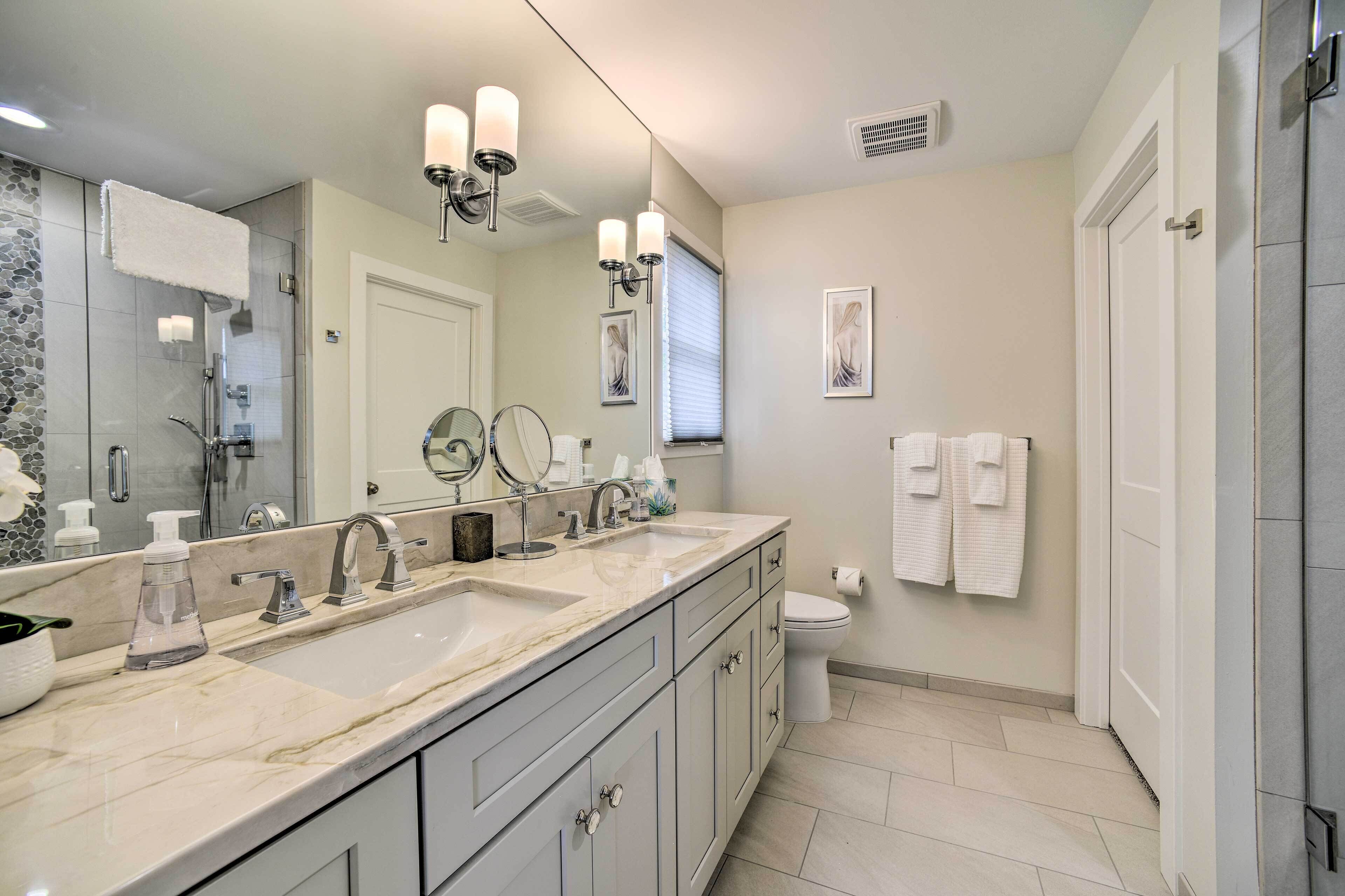 Une salle de bain moderne avec un double lavabo, un meuble-lavabo et des toilettes.