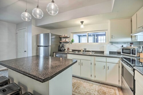 Cozy South Bend Retreat < 2 Mi to Notre Dame!