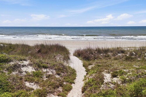 Colorful Emerald Isle Home: Just Steps to Beach!