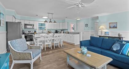 Colorful Emerald Isle Home: Just Steps to Beach!